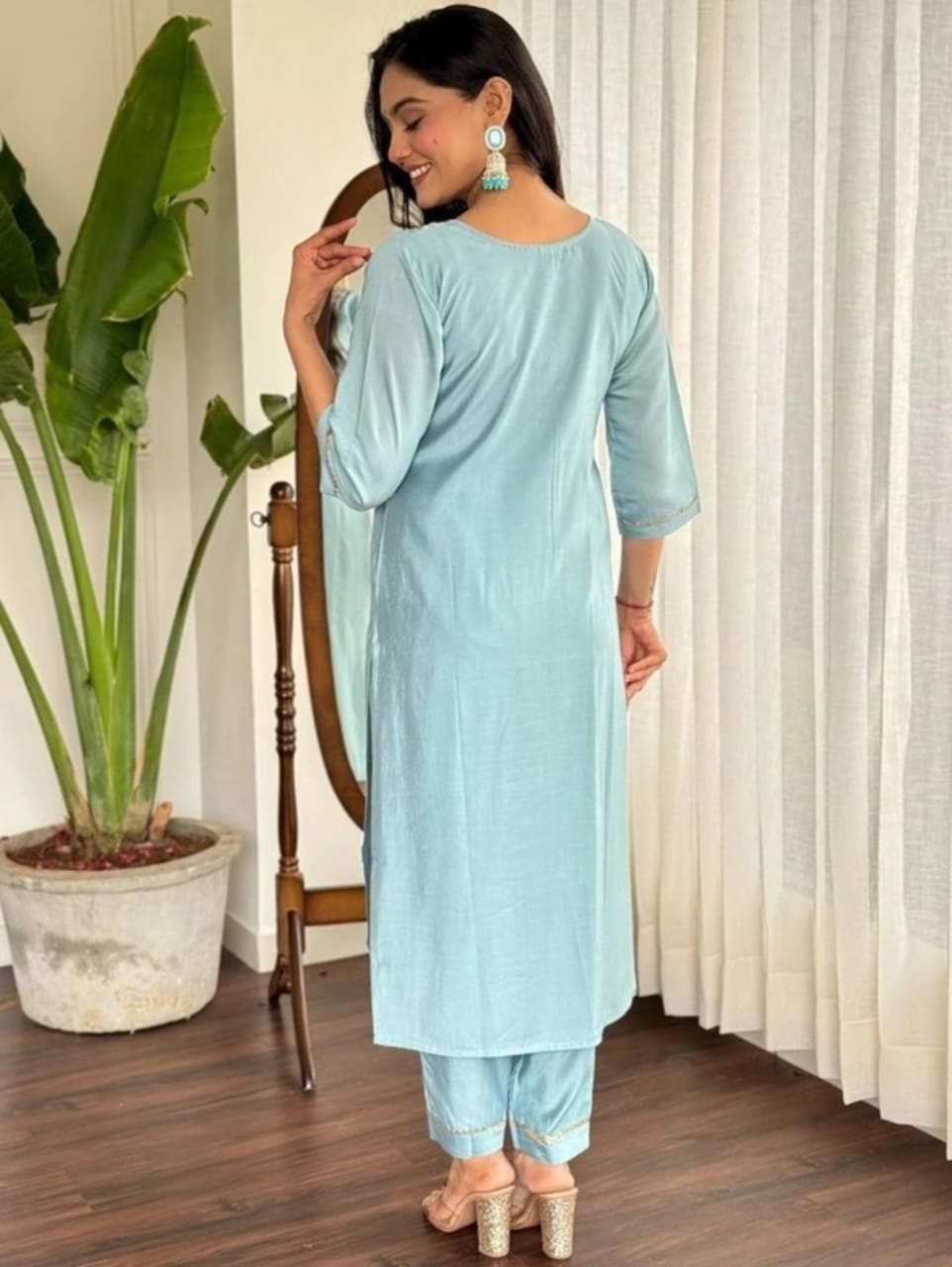 Blue Embroidered Kurta Pant Set with Floral Organza Dupatta